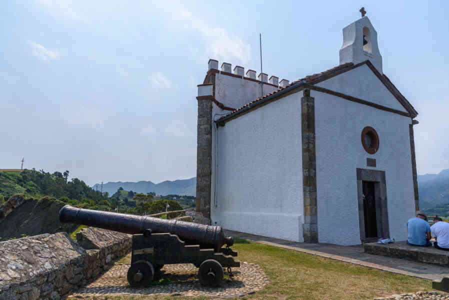 Principado de Asturias 072 - Ribadesella - ermita de Guia.jpg